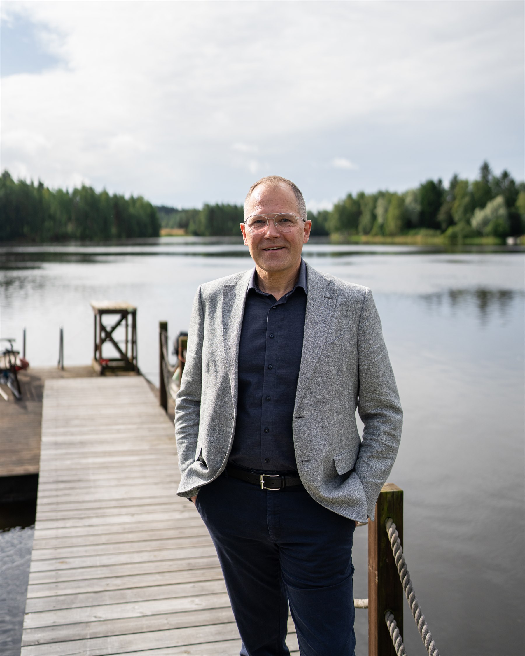 Veli Ollila seisomassa laiturilla järven rannalla